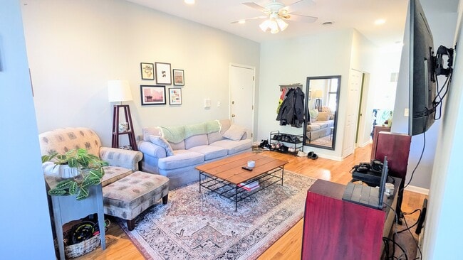 Foto del edificio - 3719 W Byron St