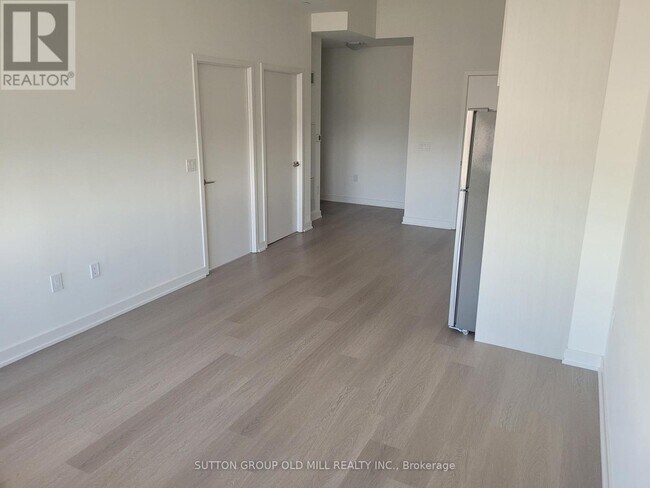 Photo du bâtiment - 859 The Queensway