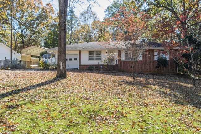 Foto del edificio - 207 Forest Hills Cir