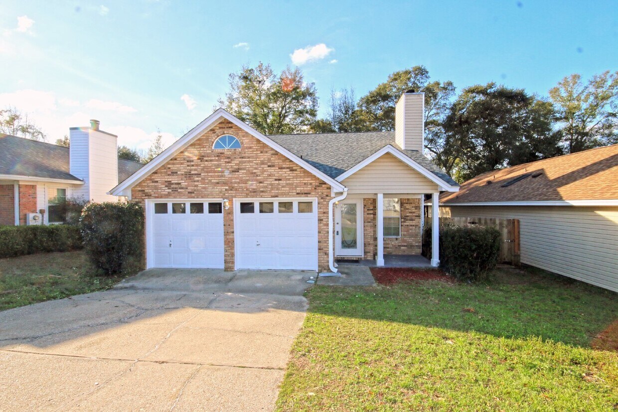 Foto principal - Updated 3 bedroom 2 bathroom home in the U...