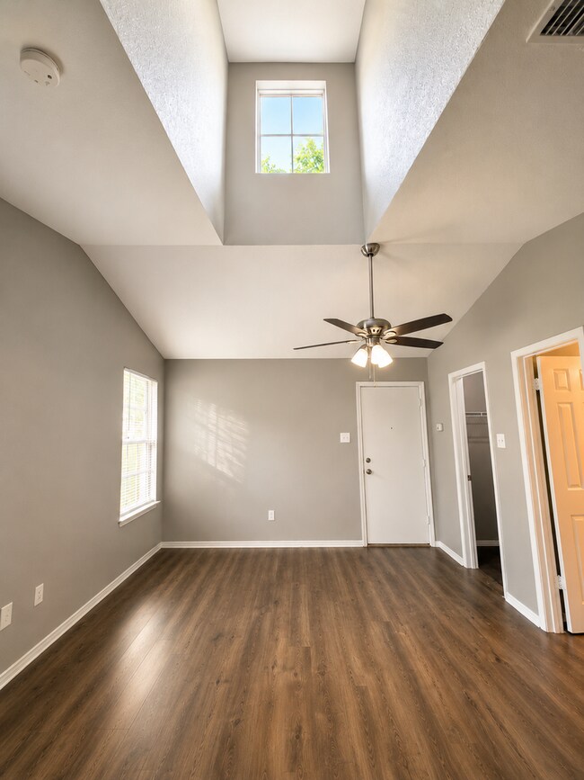Building Photo - 3/2 Duplex in Woodston