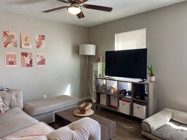 Building Photo - 3 Bed 2 Bath Split level Home w/ Fenced Ya...