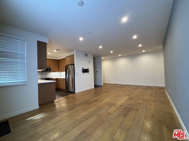 Building Photo - 532 W Elk Ave