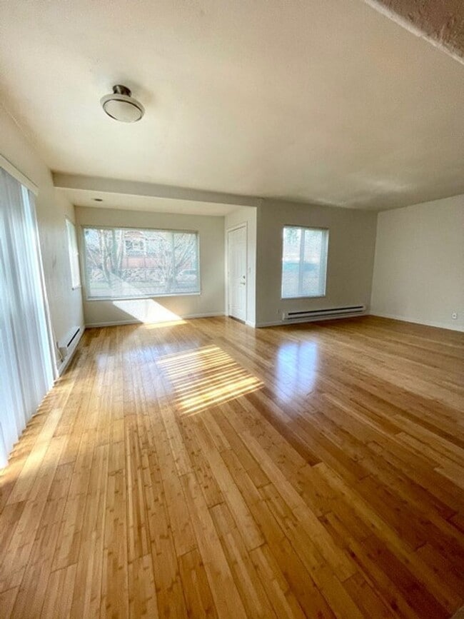 Building Photo - 3BD/ 2BA + office in South Delridge!