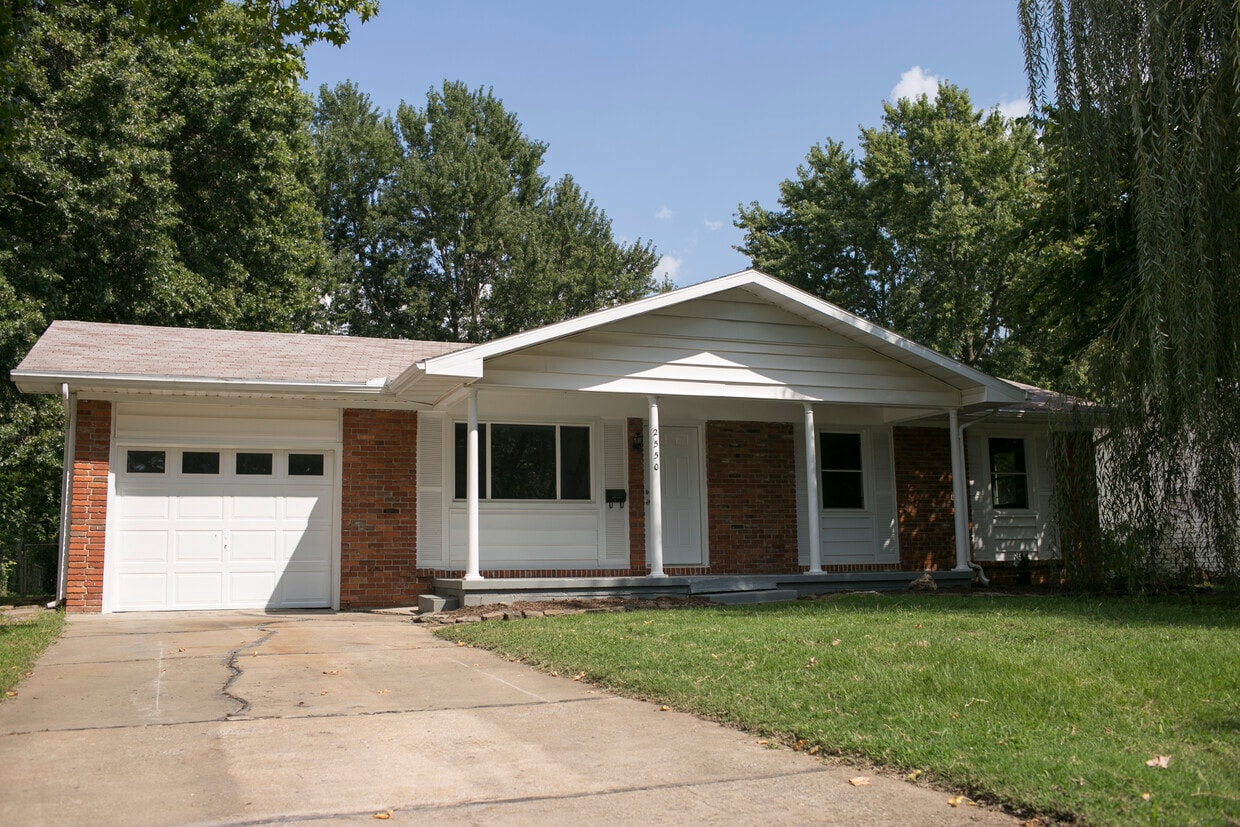 Building Photo - 2550 S Westwood Ave