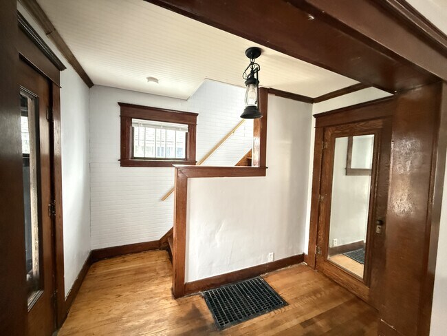 Building Photo - 1528 Vermont Ave