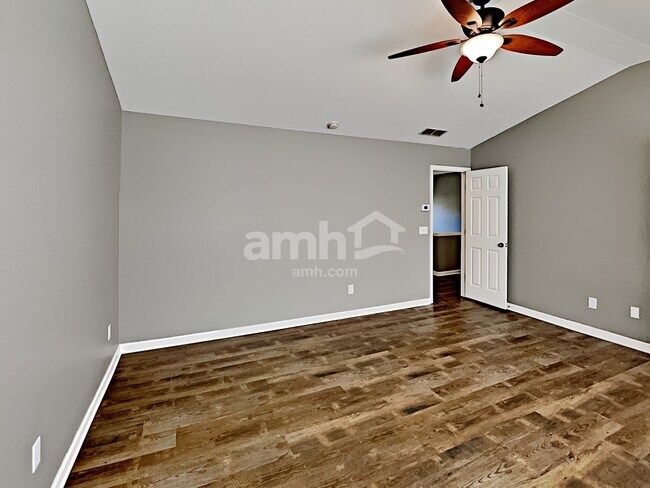 Foto del edificio - 2412 Newberry Ln