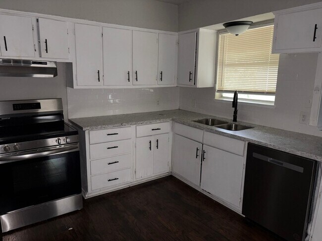 Building Photo - 6122 Glenhurst Dr