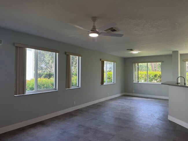 Foto del edificio - 3251 Laurel Ridge Cir