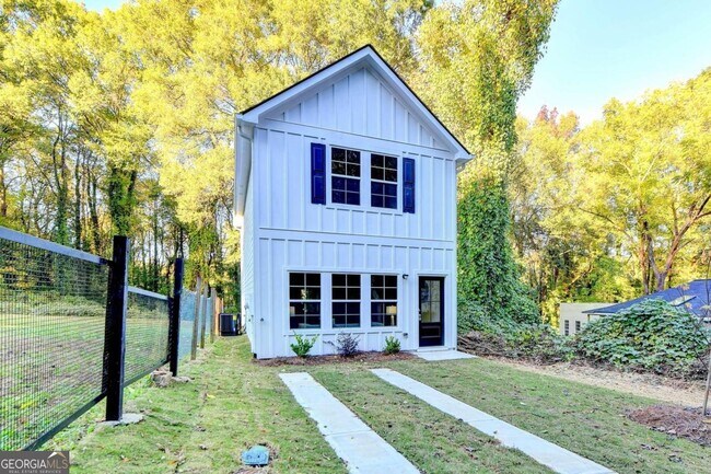 Building Photo - 3320 Altacrest Dr