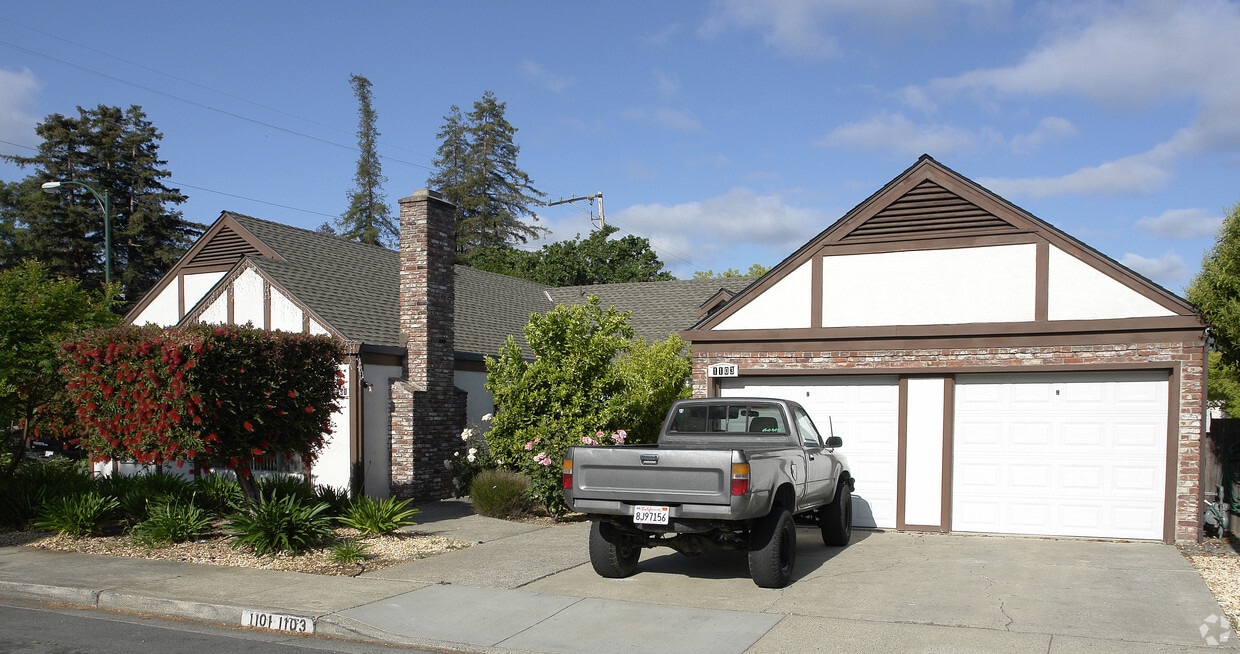 Building Photo - 1101 Roxie Ln
