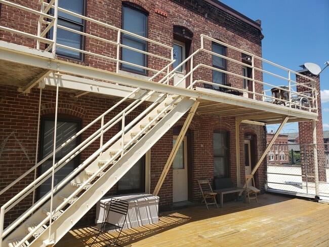 Building Photo - 325 W State St