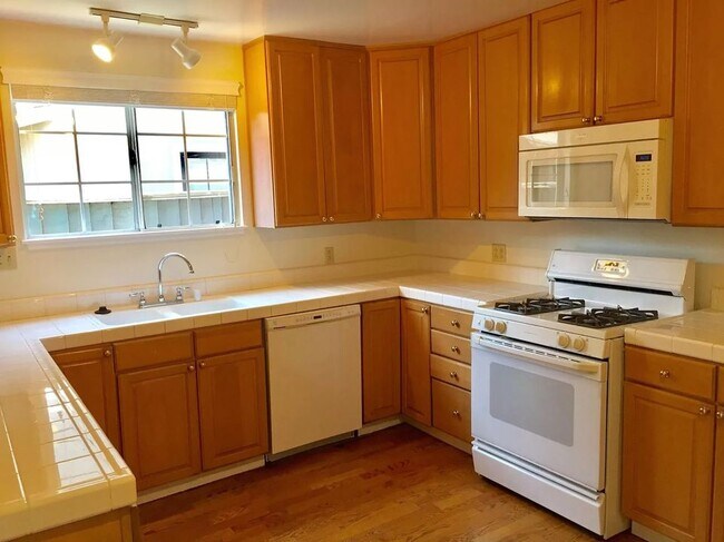 Building Photo - 796 Clara Dr