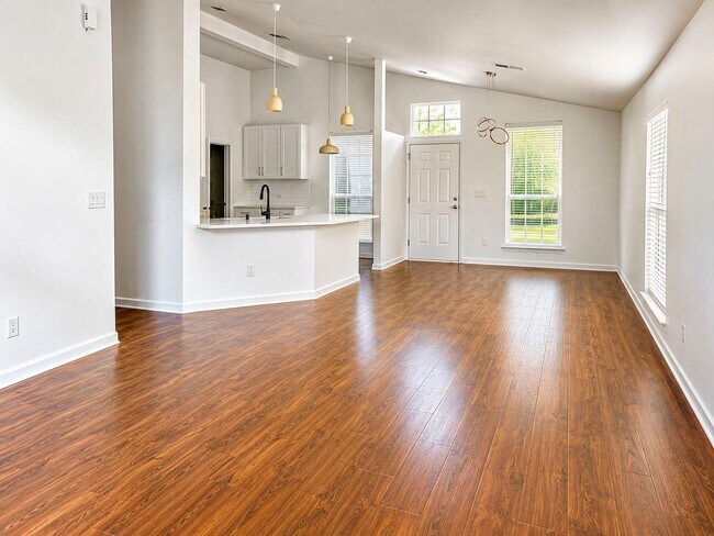 Building Photo - Beautiful 4 Bedroom, 2 Bathroom home offering 1,641 square feet of comfortable living space