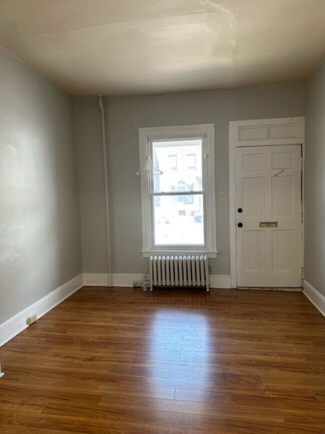 Foto del edificio - Charming two-bedroom, one-bathroom town-house