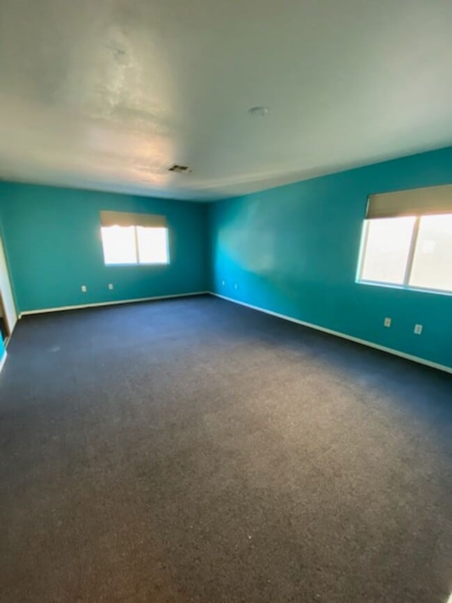 Building Photo - CUTE 1,089 SQ FT TPOWNHOUSE, LOCATED S/W. ...