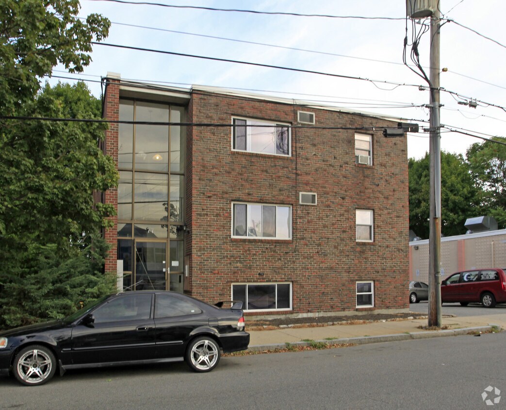 Building Photo - 77 Crescent St