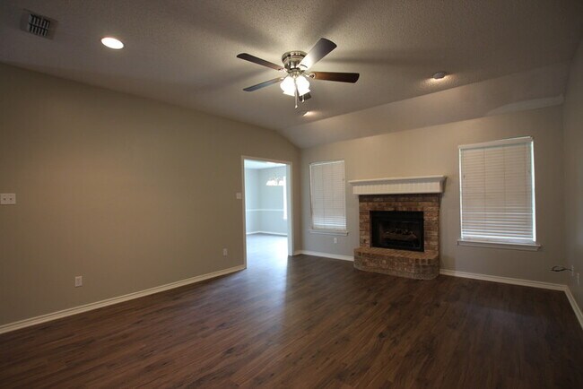 Building Photo - Available Now! 3 Bed 2 Bath Rental in Bullard ISD!