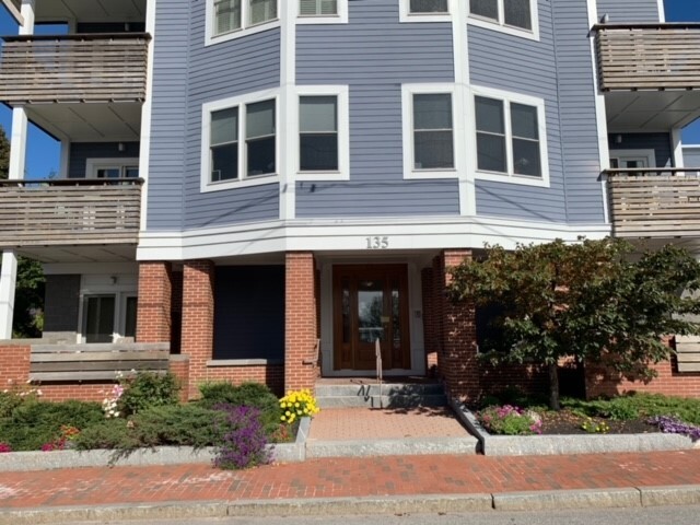Building Photo - 135 Sheridan St