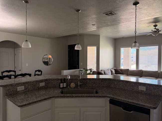 Building Photo - Beautiful Sky Ridge Home