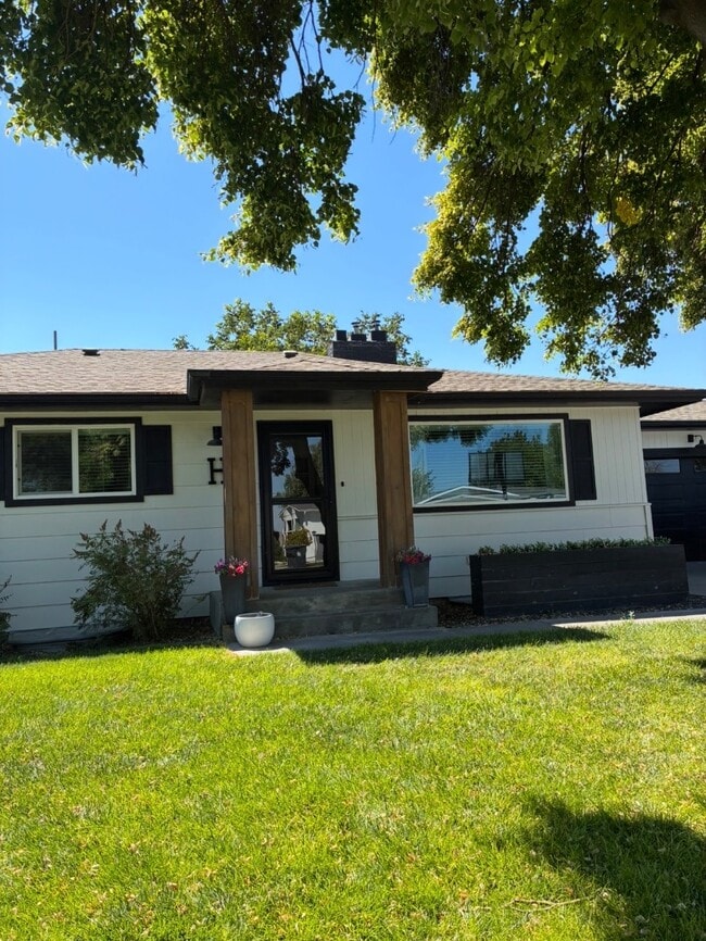 Foto del edificio - 3060 Vickie Ln