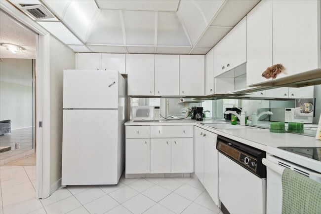 Building Photo - 3080 N Course Dr