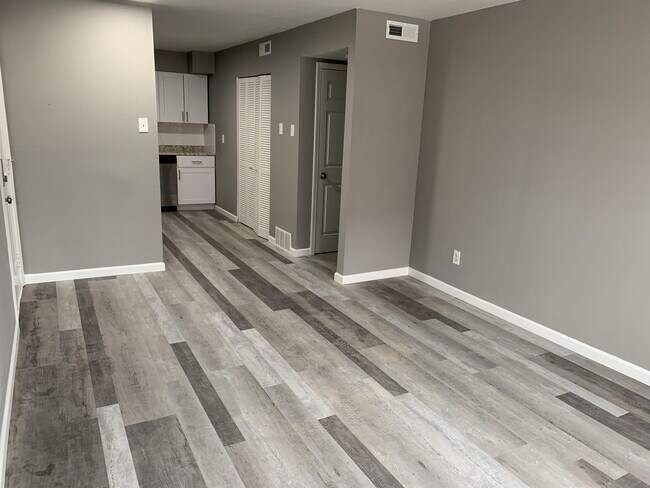 Building Photo - 604 Clark St