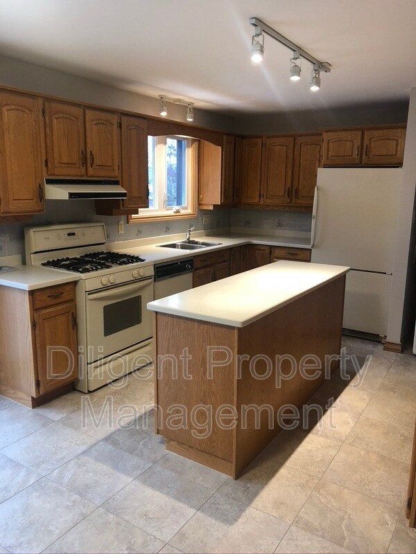 Building Photo - 905 Central Park Blvd N