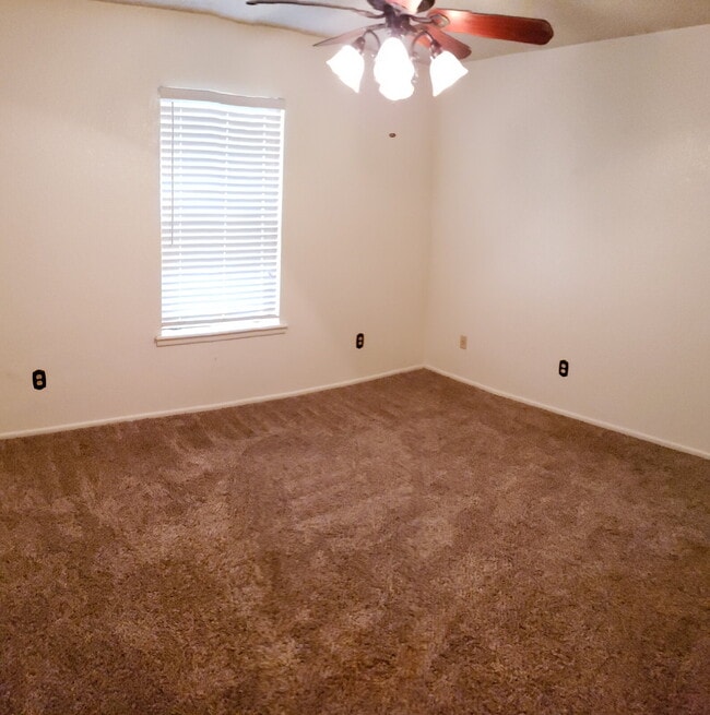 Building Photo - Location Location. 3/2/2 Adorable Home
