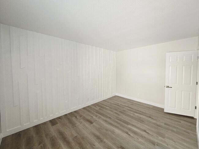 Building Photo - 5260 River Glen Dr