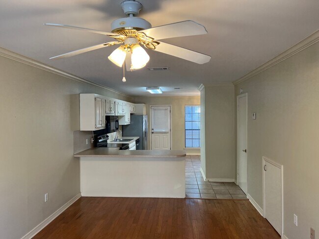 Building Photo - Hollydale Townhomes