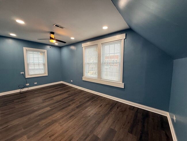 Building Photo - 1622 W Berwyn Ave