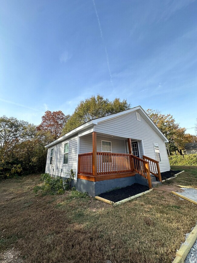 Building Photo - 121 Forest St