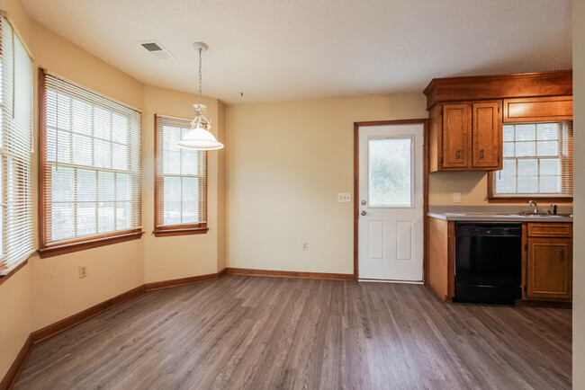 Building Photo - Lovely 3 Bedroom Home
