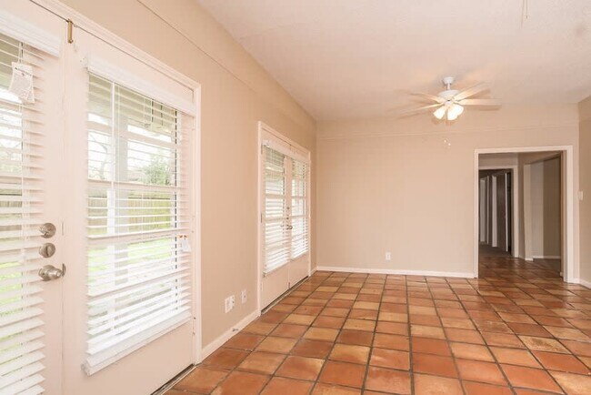 Foto del edificio - 2009 Sunset Ct N