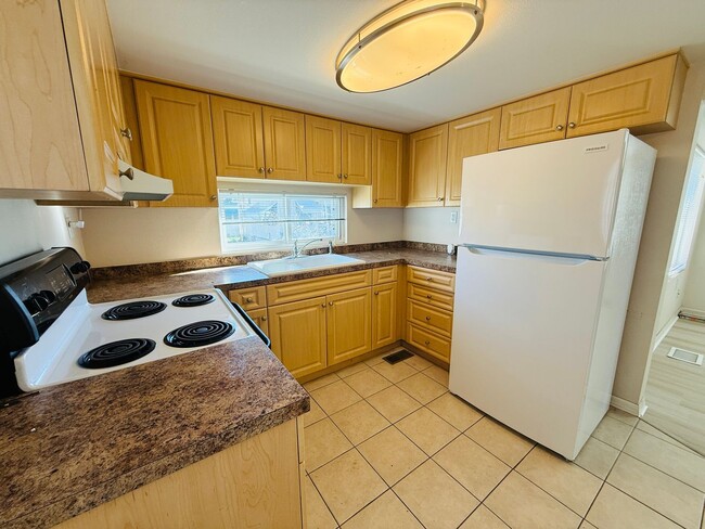 Building Photo - Regency Cove 55+ Gated Community - 2 bedroom won't last long, come See!!