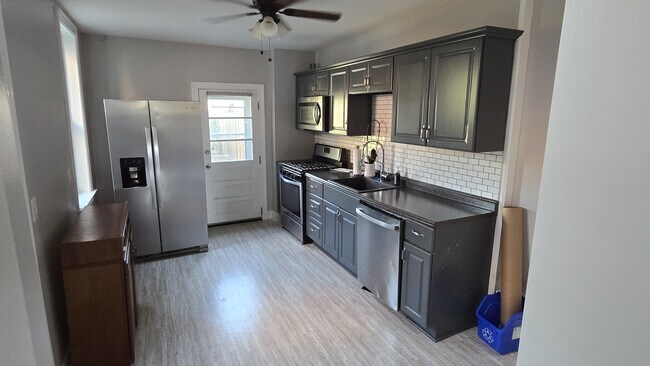 Kitchen with gas stove, dishwasher, fridge/freezer - 118 Walnut St