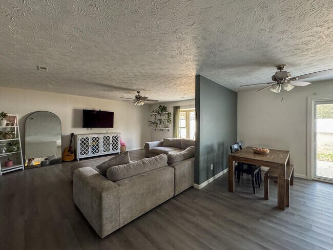 Foto del edificio - Charming 3 Bed 2 Bath Home with Fenced Yard