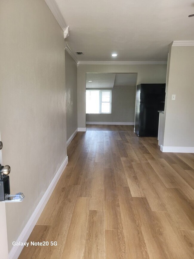 Foto del edificio - FOR RENT!!! SIMPLY STUNNING  3 BEDROOM 2 B...