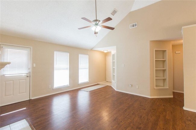 Building Photo - 736 W Willow Oak Dr