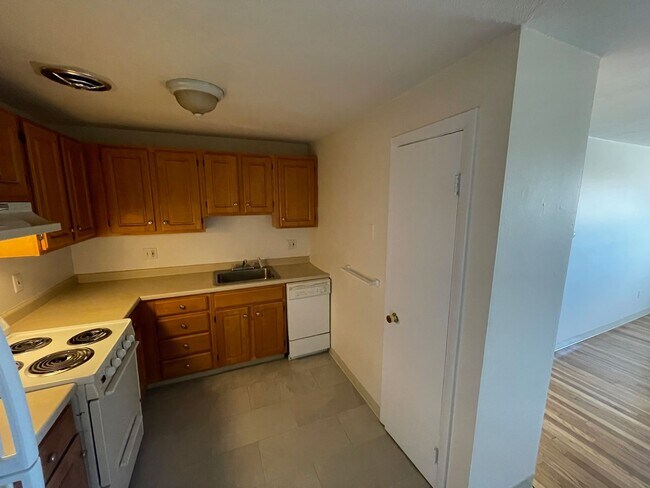 Building Photo - Top level apartment with city and water views in Watertown Square