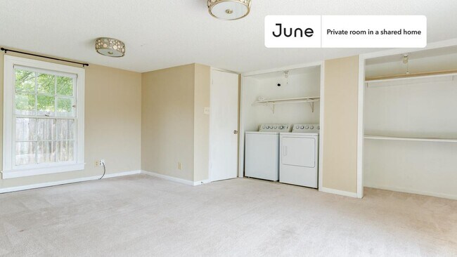 Foto del edificio - Private bedroom in 3 bed/2 bath Home