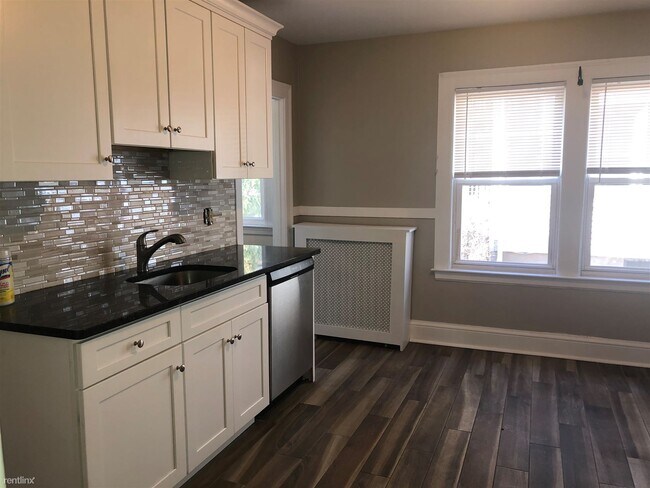 Building Photo - 3 br, 1 bath Triplex - 219 Quaker Ln S 2nd...