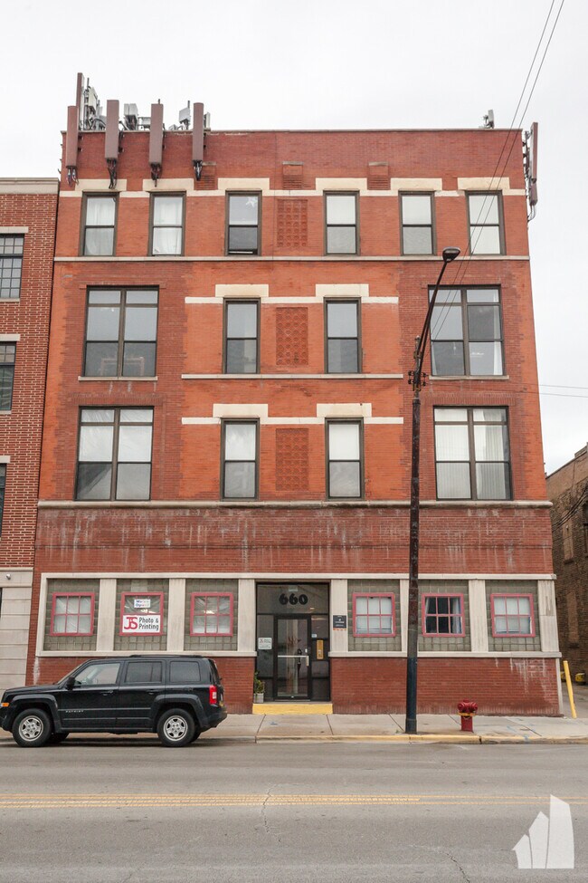 Foto del edificio - 660 W Grand Ave