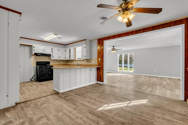 Foto del edificio - Renovated 4 Bedroom 2 Bath Home with Shop for Rent!