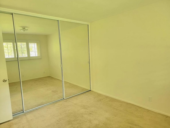 Building Photo - Single level, Cottage Style, unit at Encin...