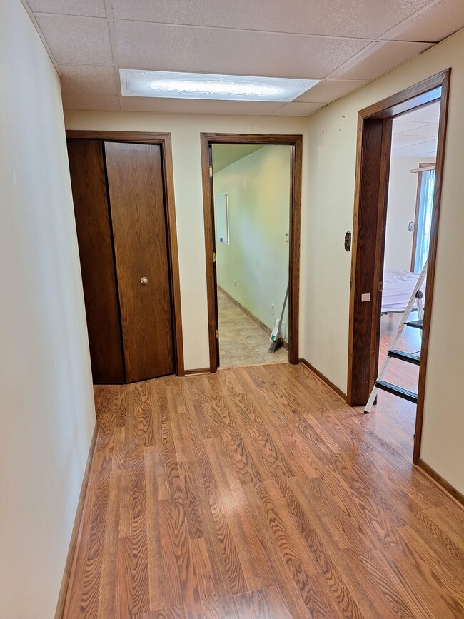 Habitación comunicada. Armario a la izquierda, entrada a la cocina, dormitorio principal y segundo dormitorio a la derecha. - 9199 Jane Rd N