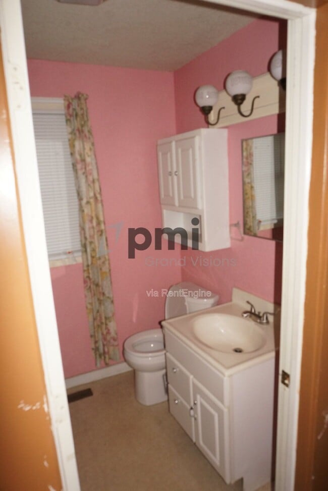 Building Photo - 2582 E Garfield Ave