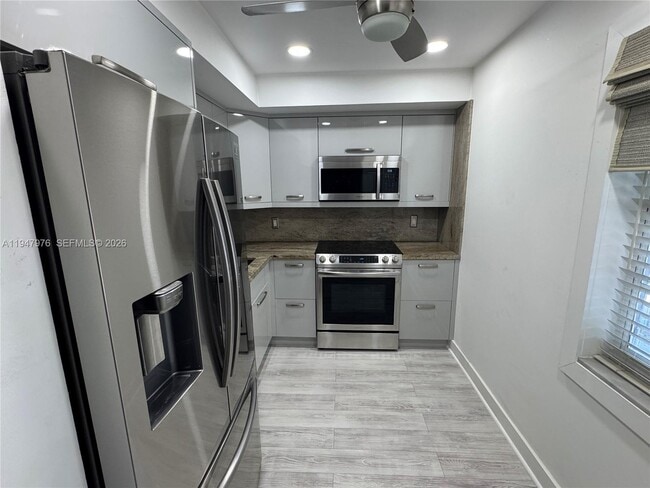 Foto del edificio - 3300 N Palm Aire Dr