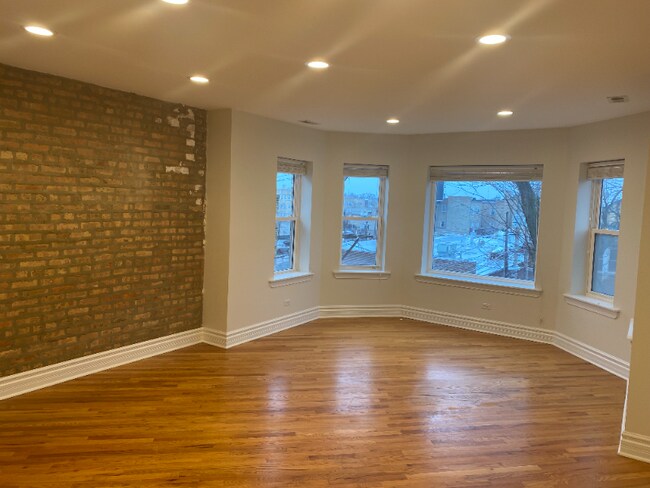 Building Photo - 6413 N Leavitt St